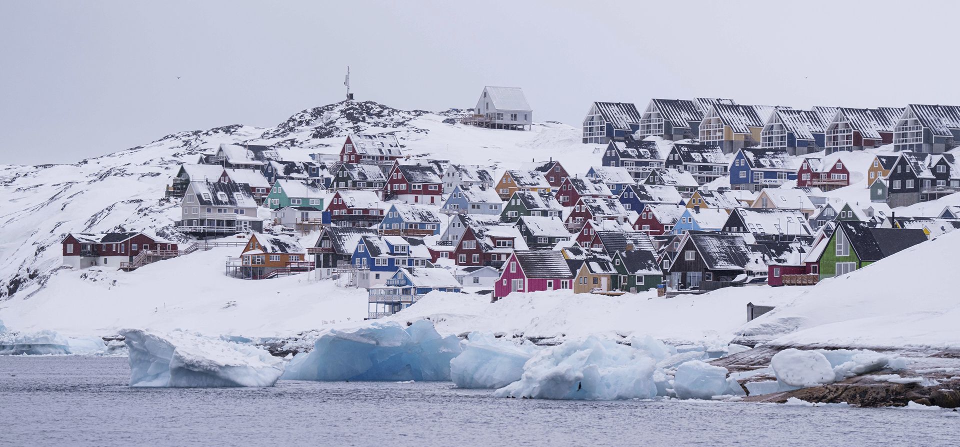 Casas de colores cubiertas de nieve se ven desde el mar en Nuuk, Groenlandia, el jueves 6 de marzo de 2025. (Foto AP/Evgeniy Maloletka) Casas de colores cubiertas de nieve se ven desde el mar en Nuuk, Groenlandia, el jueves 6 de marzo de 2025. (Foto AP/Evgeniy Maloletka)
