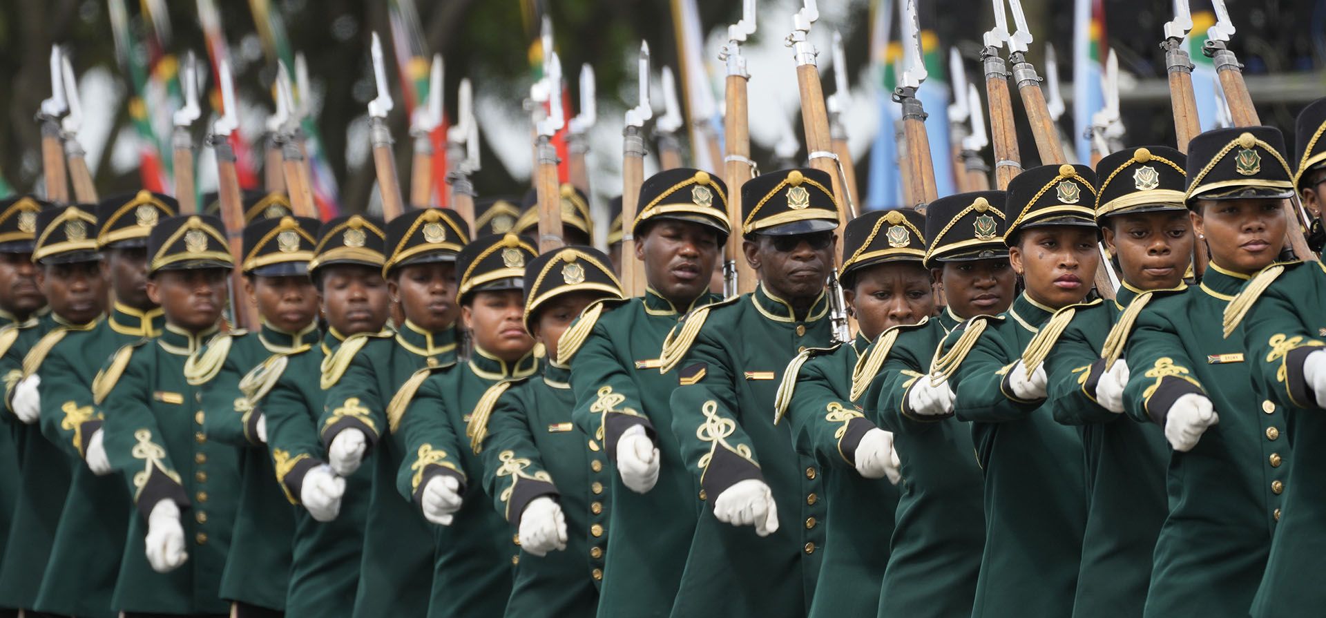 Miembros de la guardia presidencial marchan durante un Día de las Fuerzas Armadas en Richards Bay, Sudáfrica, el martes 21 de febrero de 2023. El desfile tuvo lugar mientras se realizaba un ejercicio naval frente a la costa este del país con barcos rusos y chinos. (Themba Hadeb)