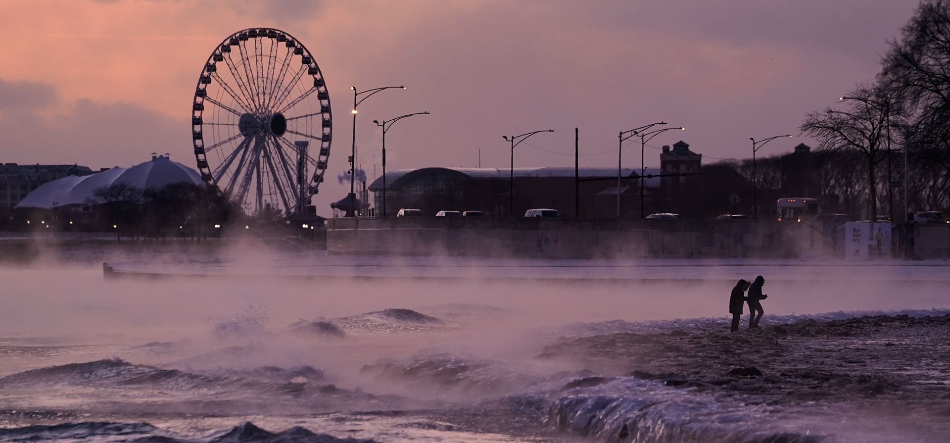 Personas caminan por una playa cubierta de hielo a orillas del lago Míchigan, el viernes 23 de enero de 2026, en Chicago. (Foto AP/Kiichiro Sato) Personas caminan por una playa cubierta de hielo a orillas del lago Míchigan, el viernes 23 de enero de 2026, en Chicago. (Foto AP/Kiichiro Sato)