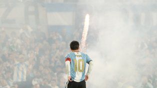La cinta de capitán con los colores rojo y negro para Lionel Messi en su despedida