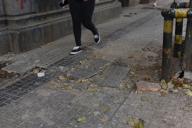 Malas condiciones. Las veredas rotas son una postal que se repiten en todos los barrios de la ciudad.