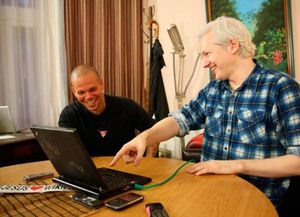Calle 13 y Assange, contra la manipulación de los medios