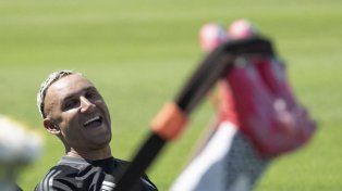 El arquero de Newells Keylor Navas entrena distendido con la selección de Costa Rica.
