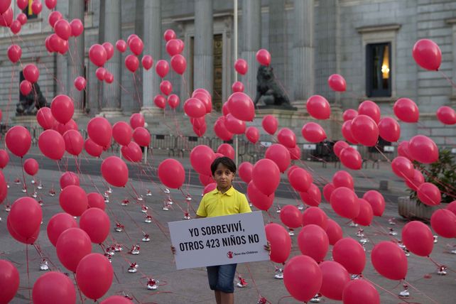 Concientización. Simbólica protesta de un nene sirio refugiado frente al Parlamento español.