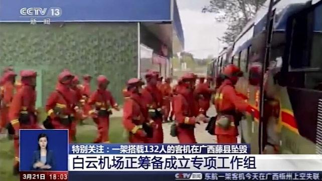 Personal de emergencia se dirige al lugar del siniestro. (CCTV via AP)