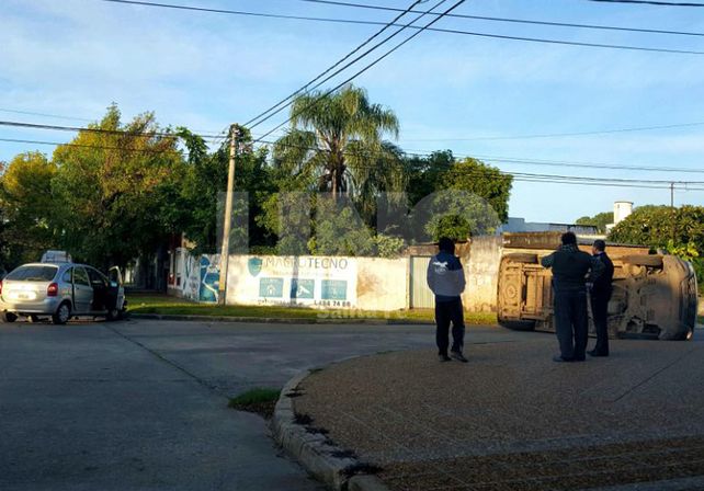 Espectacular choque y vuelco en Barrio Sargento Cabral