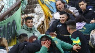 Las agresiones se dieron en el primer tiempo ante Newells en la cabecera popular de Aldosivi.