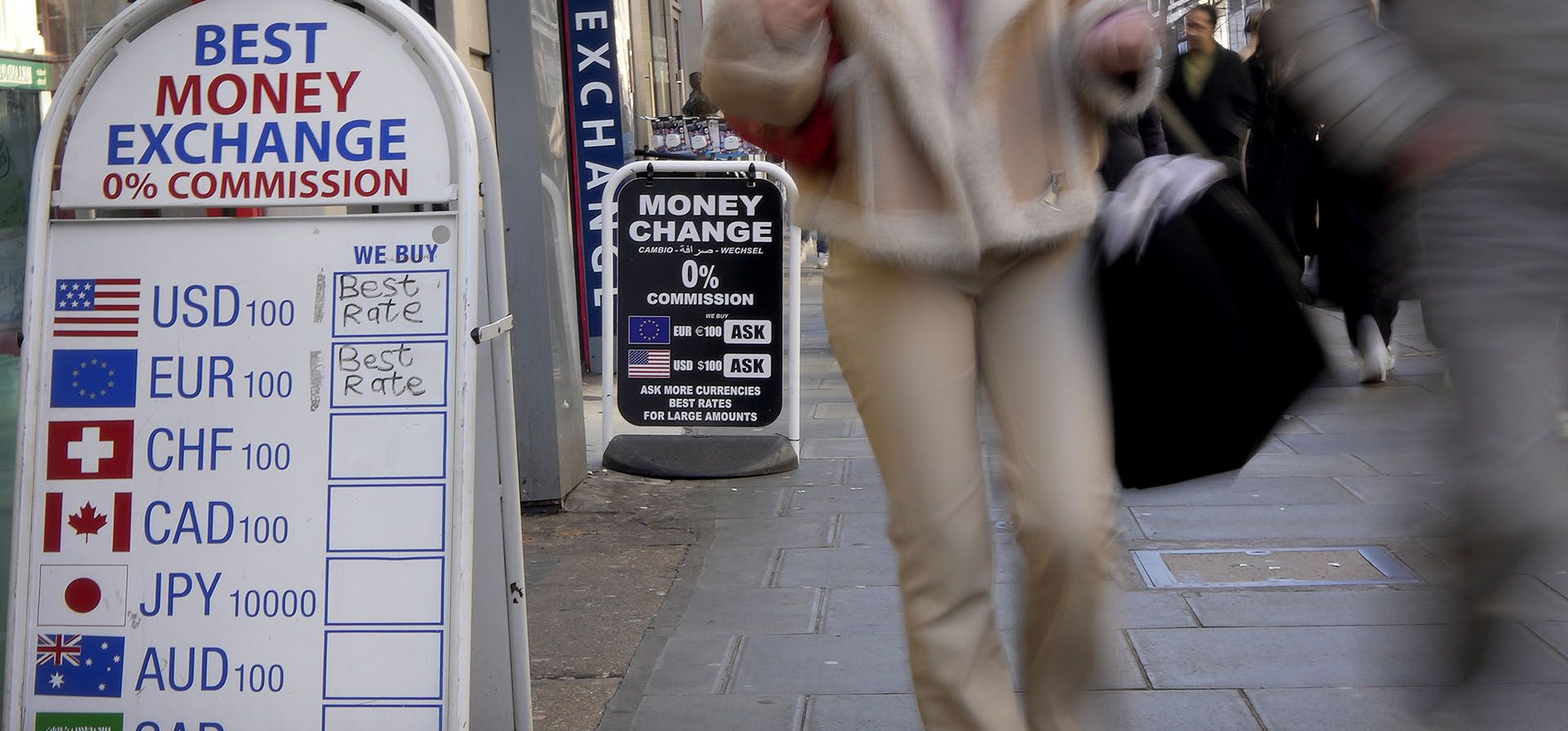Peatones pasan por los centros de cambio de moneda en Oxford Street en Londres, el miércoles 15 de febrero de 2023. La tasa de inflación de Gran Bretaña cayó por tercer mes consecutivo en enero. (Foto AP/Kirsty Wigglesworth)