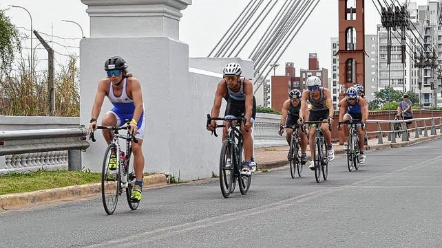 Más de 150 deportistas participaron del Triatlón Santa Fe Capital.