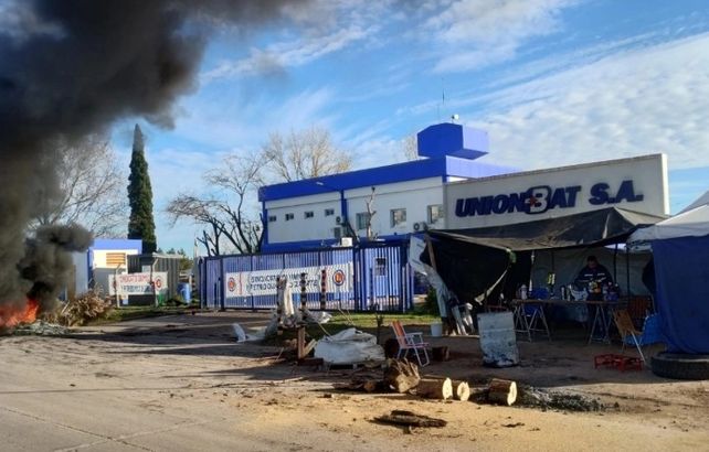 Son unos 120 trabajadores despedidos de UniónBat y Laboratorios Pyam