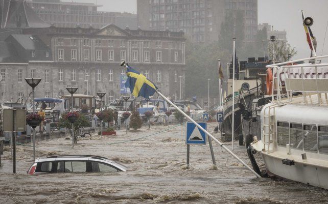 Un automóvil flota en el río Mosa durante las fuertes inundaciones en Lieja, Bélgica. Las fuertes lluvias están causando inundaciones en varias provincias de Bélgica y se espera que las lluvias se extiendan hasta el viernes.