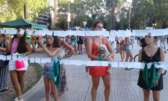 Pañuelazo por el aborto de grupos de mujeres en Rosario