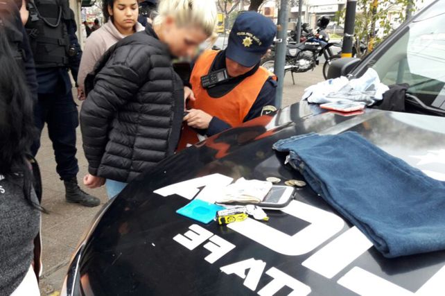 Apresaron a mecheras que sustrajeron ropa en dos comercios de Santo Tomé