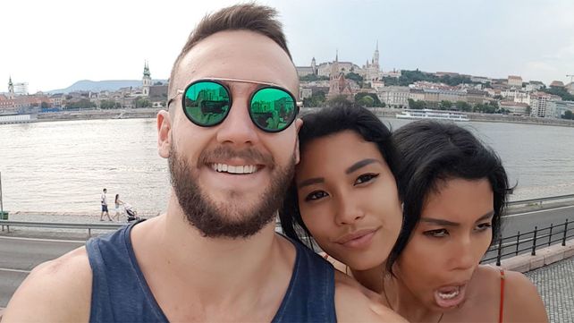 La imagen. La selfie del joven junto a su novia se volvió viral por sus dos cabezas.&nbsp;