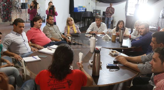 Los concejales junto a representantes de las organizaciones sociales en barrio Barranquitas.
