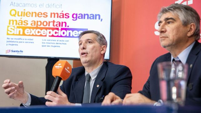 El ministro de Economía, Pablo Olivares, y de Gobierno, Fabián Bastia, en la presentación de la reforma previsional