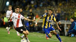 Central. Di María intenta superar a Gonzalo Montiel, ambos campeones del mundo, en el último duelo jugado en el Gigante.