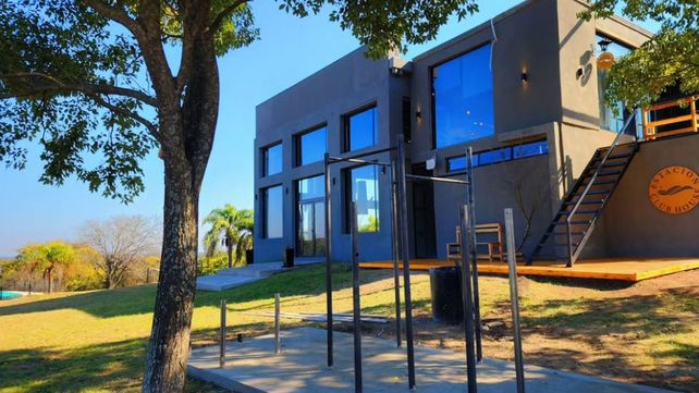 La Municipalidad de Paraná clausuró el salón del club House Las Colinas Club de campo por falta de habilitación municipal e irregularidades.