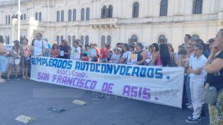 Trabajadores de la Asociación Cooperadora San Francisco de Asís esperan cobrar una parte de la deuda.&nbsp;