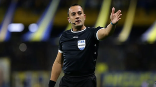 Fernando Espinoza defendió sus formas de arbitrar al afirmar: Es mi estilo.