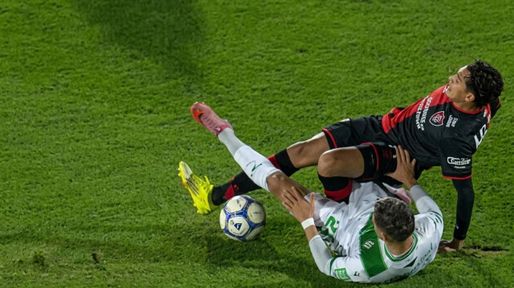 Dos amarillas en Newells-Banfield, pero que debió ser de distinta tonalidad para el jugador del Taladro