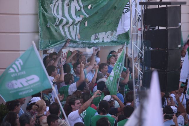 Estatales y docentes marcharon a Casa de Gobierno en repudio del techo del 18% y denunciaron aprietes