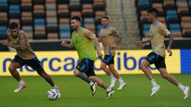 En acción. Lionel Messi en pleno entrenamiento de la selección nacional de cara al choque de este jueves ante Ecuador.