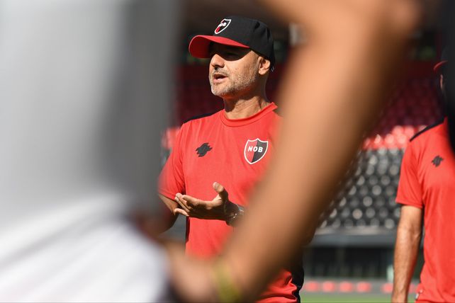 Los indicios iniciales en Newells exhiben una apuesta que busca un equilibrio entre pibes del club y los refuerzos que arribaron al Parque.