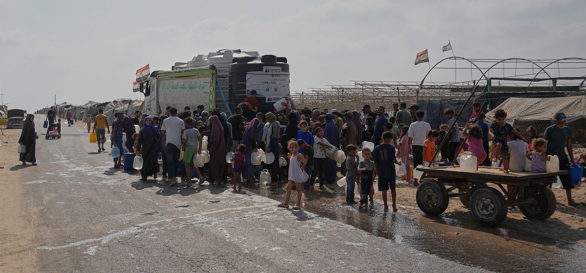 Palestinos desplazados se reúnen para rellenar sus recipientes de agua potable junto a un proveedor en Deir al-Balah, en el centro de la Franja de Gaza, el viernes 14 de agosto de 2026. (Foto AP/Abdel Kareem Hana) Palestinos desplazados se reúnen para rellenar sus recipientes de agua potable junto a un proveedor en Deir al-Balah, en el centro de la Franja de Gaza, el viernes 14 de agosto de 2026. (Foto AP/Abdel Kareem Hana)