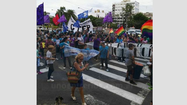 #8M: Organizaciones sociales marcharon a la Municipalidad y entregaron un petitorio a Varisco