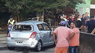 El auto de Fiorella arriba del puente. 