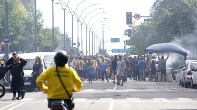 Los hinchas copan las inmediaciones del estadio.