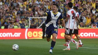 Martínez Dupuy celebra en el triunfo ante River, en un partido que le dio un gran envión anímico al canalla.