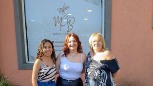 Micaela, al medio, el día que inauguraron su peluquería en Roldán.