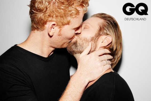 Hombres heterosexuales se besan en una campaña contra la homofobia