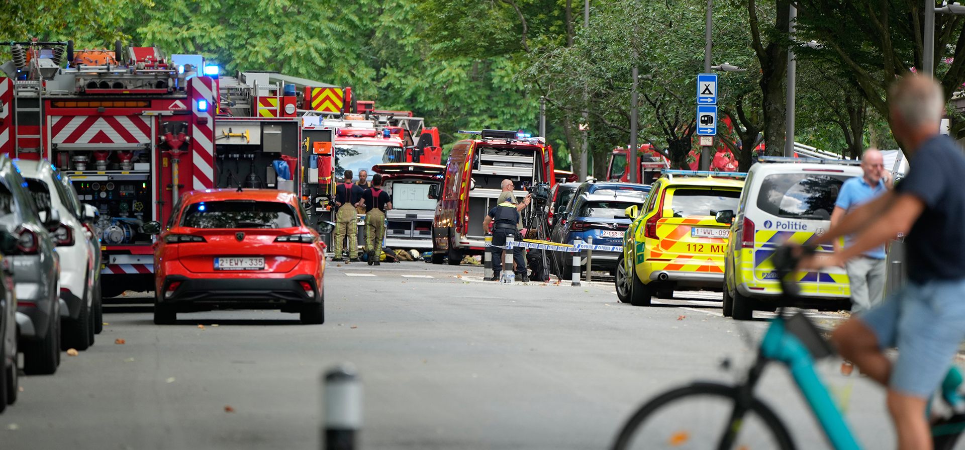 Personal de emergencia en la calle tras declararse un incendio en un edificio de apartamentos en Linkeroever, Bélgica, el miércoles 1 de julio de 2026. (Foto AP/Virginia Mayo) Personal de emergencia en la calle tras declararse un incendio en un edificio de apartamentos en Linkeroever, Bélgica, el miércoles 1 de julio de 2026. (Foto AP/Virginia Mayo)
