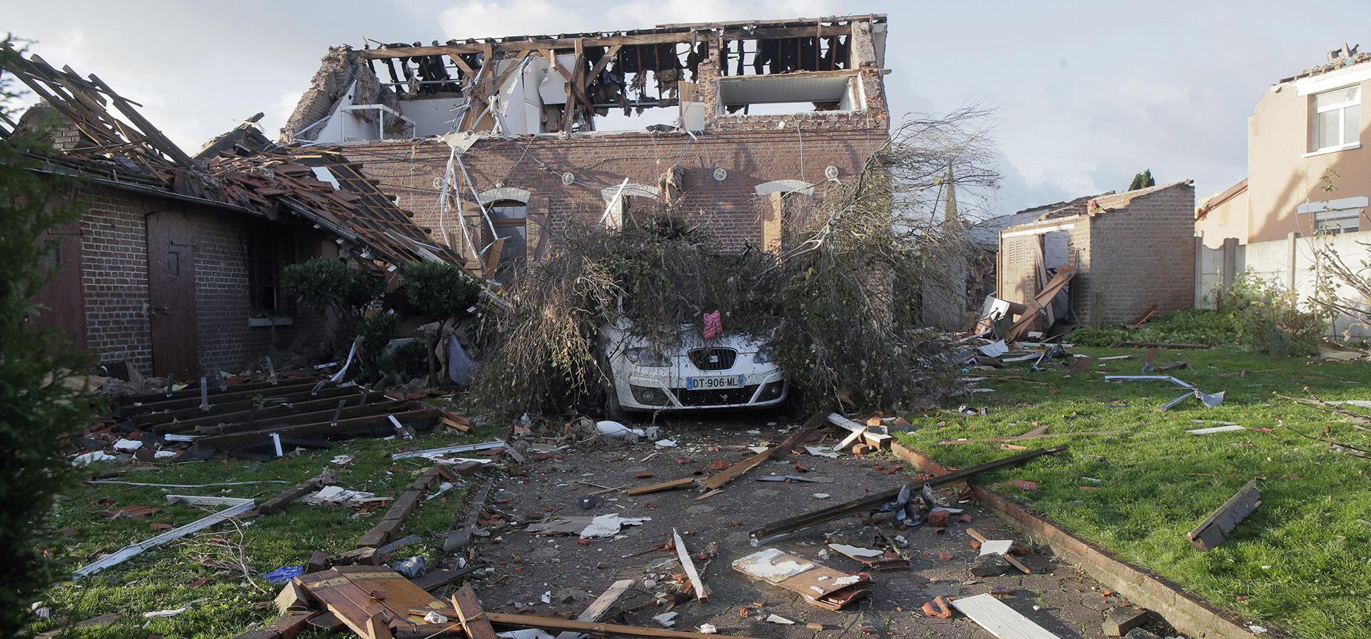 Un árbol caído yace encima de un automóvil después de que un tornado azotara el área de Bihucourt, en el norte de Francia, el lunes 24 de octubre de 2022. Tormentas similares a tornados que arrasaron el norte de Francia cortaron parte del techo de una iglesia, filas y dejó a decenas de personas sin un lugar seguro para vivir, dijeron las autoridades el lunes.