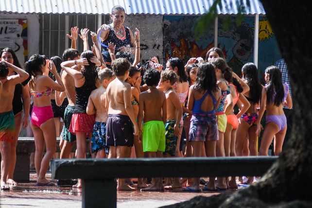 La escuela Gurruchaga autorizó a los alumnos a asistir en malla y a los de la secundaria los desobligaron.