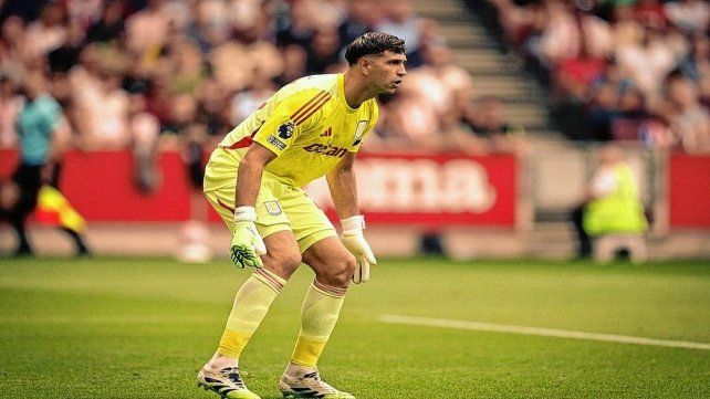 Dibu Martínez volvió al arco de Aston Villa con revés frente a Brentford