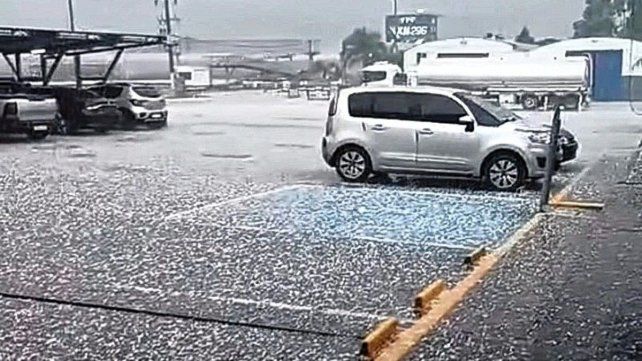 Impresionante caída de granizo en Federación.
