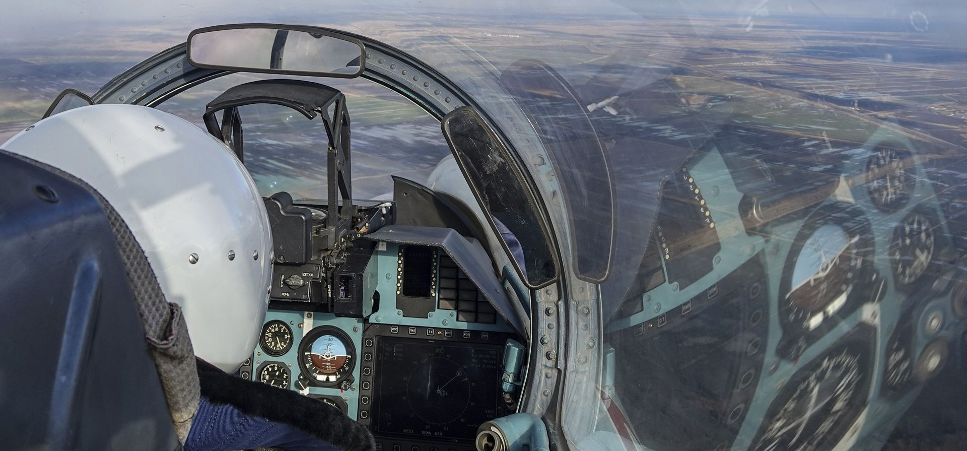 Una vista desde la cabina de un avión de combate ruso Su-30 mientras participa en una misión de entrenamiento en la región de Krasnodar, Rusia.