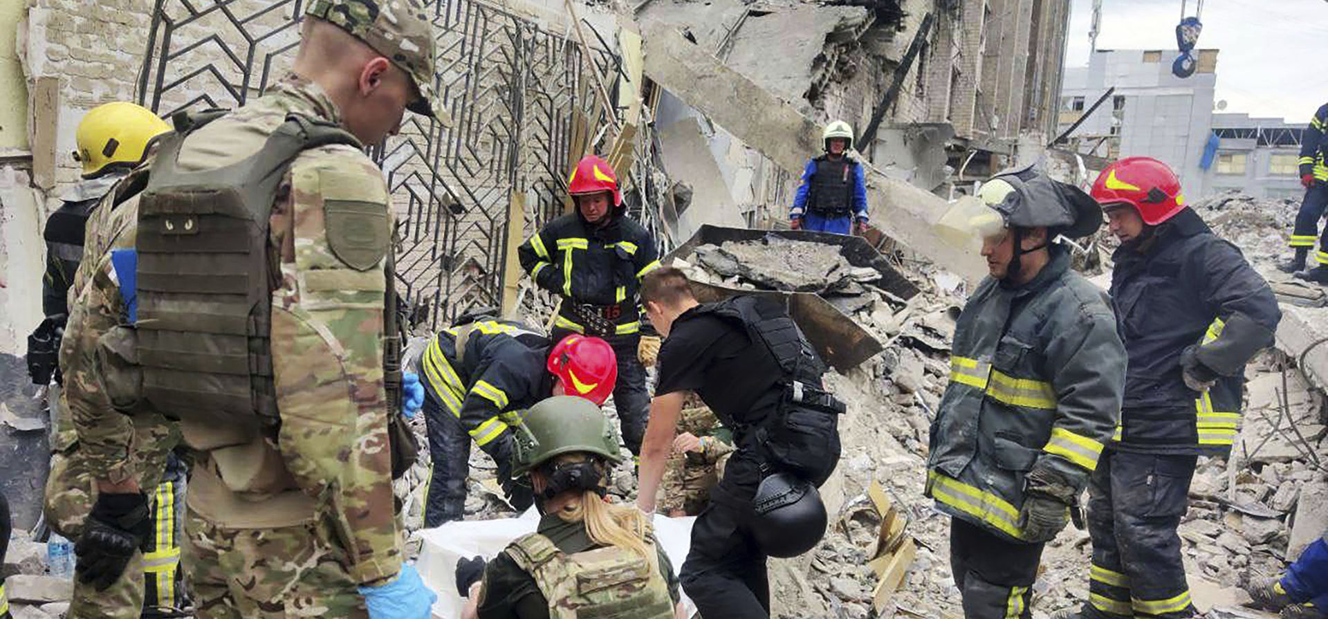 En esta foto proporcionada por la Policía Nacional de Ucrania, los servicios de emergencia trabajan junto al restaurante RIA Pizza destruido por un ataque ruso en Kramatorsk, Ucrania, el miércoles 28 de junio de 2023. (Policía Nacional de Ucrania vía AP) En esta foto proporcionada por la Policía Nacional de Ucrania, los servicios de emergencia trabajan junto al restaurante RIA Pizza destruido por un ataque ruso en Kramatorsk, Ucrania, el miércoles 28 de junio de 2023. (Policía Nacional de Ucrania vía AP)