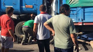Autopista: el chofer que quedó atrapado en un camión fue rescatado con vida