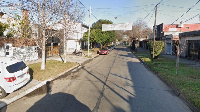 El violento asalto sucedió en un taller de Montevideo al 5800. La víctima tiene 80 años y está internada en un sanatorio en grave estado. 