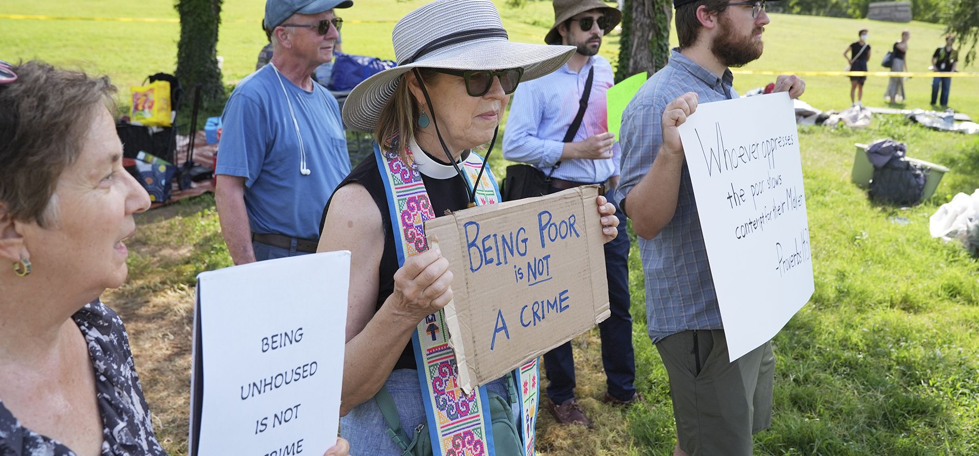 Manifestantes sostienen carteles en un campamento de personas sin hogar, el jueves 14 de agosto de 2025 en Washington. (Foto AP/Jacquelyn Martin) Manifestantes sostienen carteles en un campamento de personas sin hogar, el jueves 14 de agosto de 2025 en Washington. (Foto AP/Jacquelyn Martin)