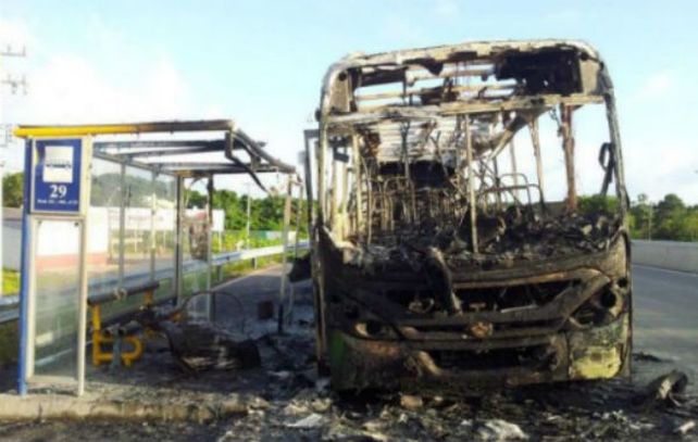 Sin cuartel. Un micro quemado en Joinville. El gobierno acusa a narcos.