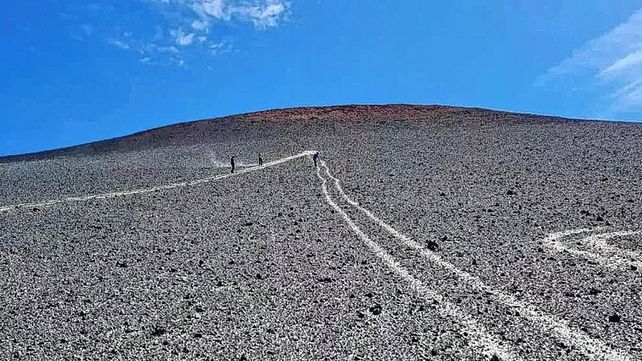 Catamarca: turistas pasearon con cuatriciclos y dañaron un volcán