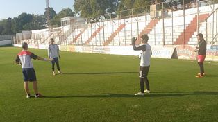 Los arqueros David Correa y Néstor Fernández entrenan con el plantel profesional del Decano