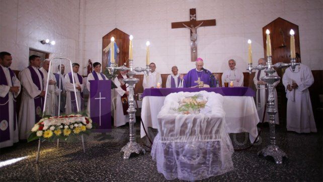 Último adiós. La feligresía brindó una masiva y sentida despedida al padre Orlando Mattiassi.
