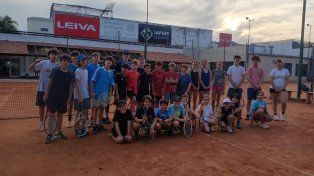 Los chicos del Estudiantes que forman parte del tenis.